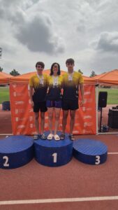 Nadadores del Club Atlético Melilla en el podio con medallas