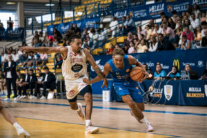 Jugadores del Club Melilla Baloncesto compitiendo en un partido