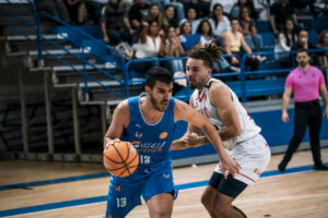Jugadores del Club Melilla Baloncesto en acción durante un partido