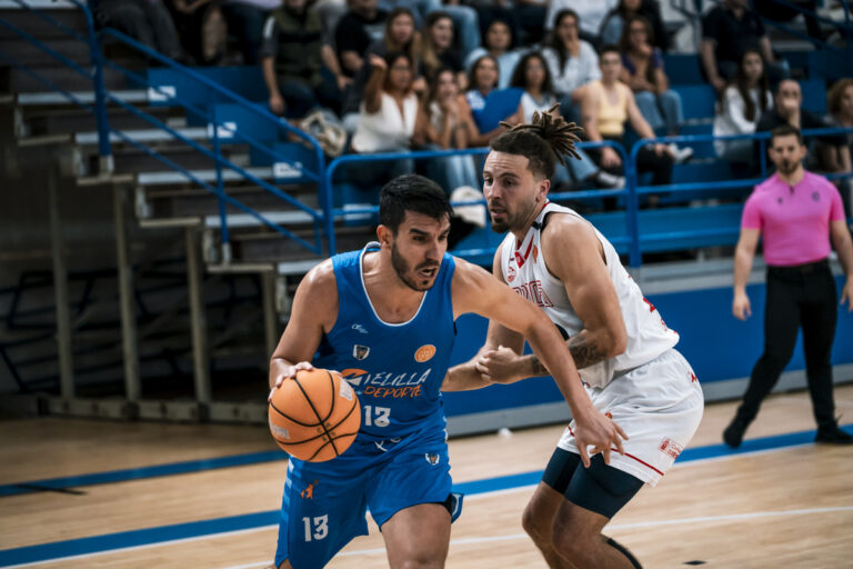 Jugadores del Club Melilla Baloncesto en acción durante un partido