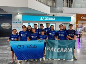 Grupo del Club Triatlón Melilla en el puerto con banderas