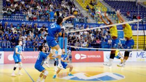 Jugadores del Club Voleibol Melilla en acción durante un partido