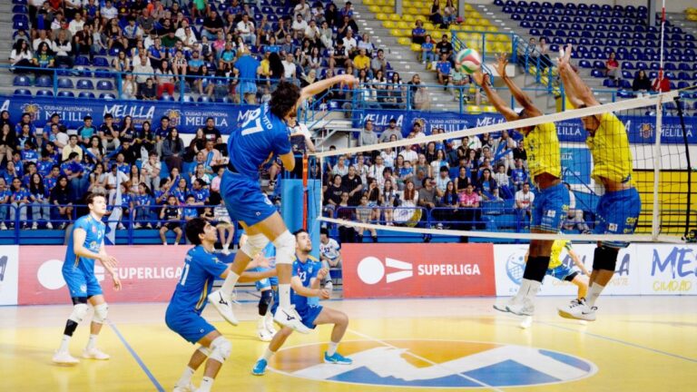 Jugadores del Club Voleibol Melilla en acción durante un partido