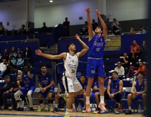 Jugadores de baloncesto en un partido competitivo en Melilla.