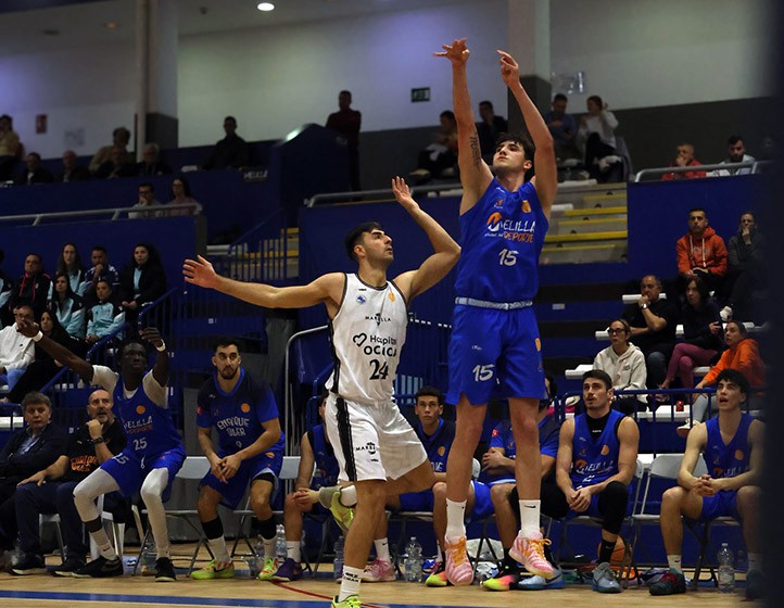 Jugadores de baloncesto en un partido competitivo en Melilla.