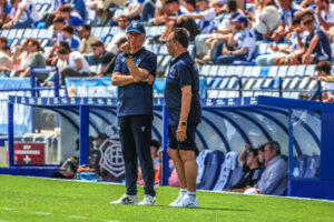 Entrenadores de la U.D. Melilla discutiendo en el campo durante un partido