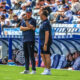 Entrenadores de la U.D. Melilla discutiendo en el campo durante un partido