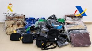 Conjunto de bolsos falsificados aprehendidos por la Guardia Civil en el aeropuerto.