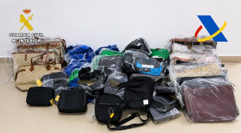 Conjunto de bolsos falsificados aprehendidos por la Guardia Civil en el aeropuerto.