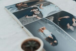 Álbum de fotos abierto con imágenes de parejas en diferentes poses