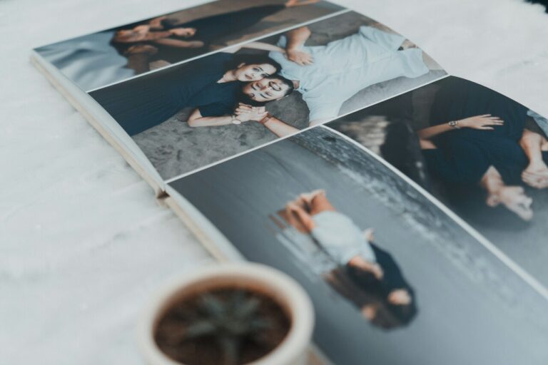Álbum de fotos abierto con imágenes de parejas en diferentes poses