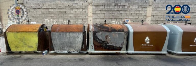 Contenedores de basura dañados por un incendio en Melilla