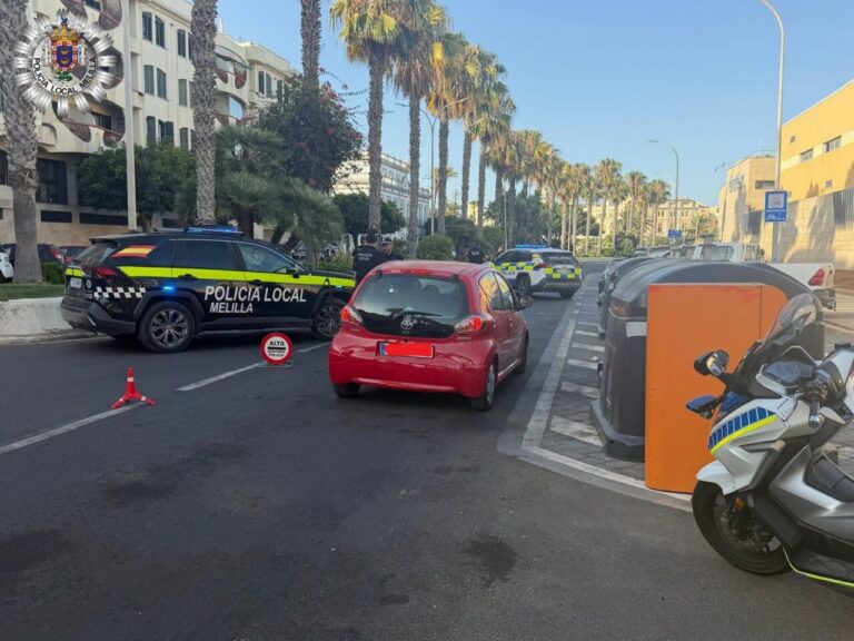 Vehículo de la Policía Local de Melilla realizando controles de alcohol y drogas