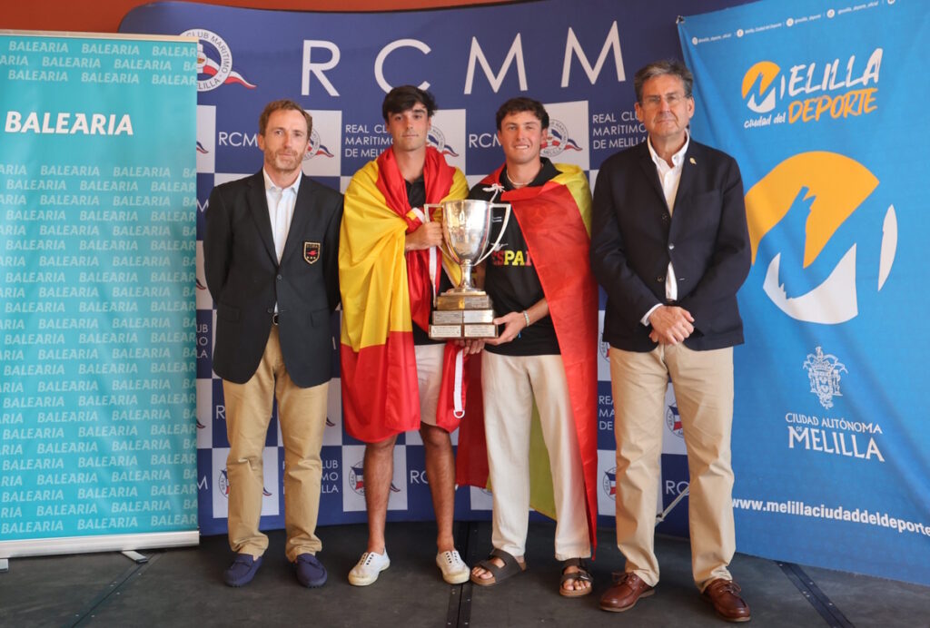 Entrega de la Copa de Campeones en Melilla durante el Mundial Junior de Snipe