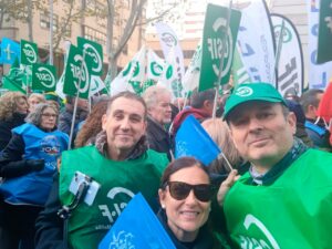 Miembros del sindicato CSIF en una manifestación con banderas verdes