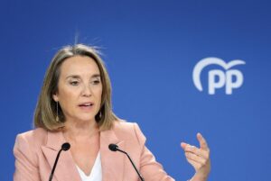 Mujer hablando en una conferencia del Partido Popular