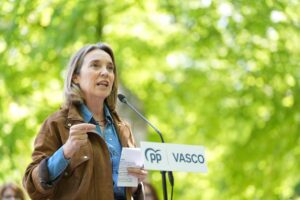 Cuca Gamarra hablando en un evento del PP en un entorno natural