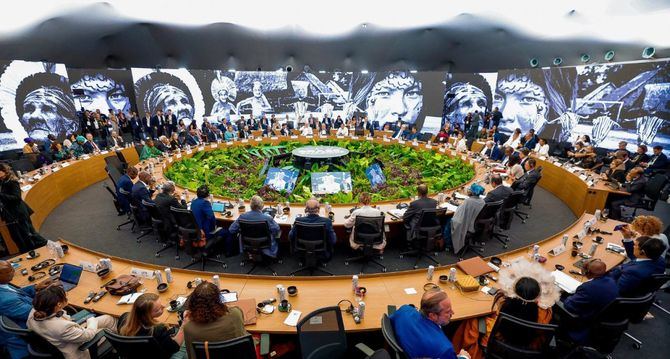 Reunión de la COP30 con participantes en un entorno natural