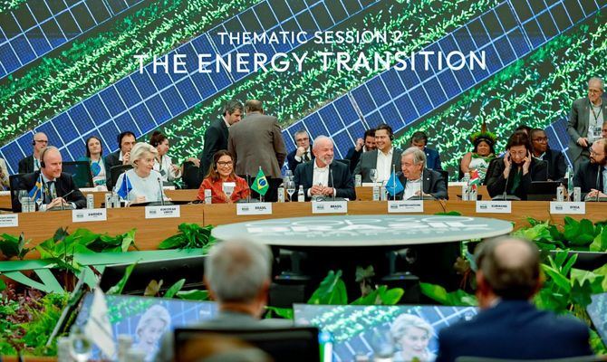 Mesa de discusión sobre la transición energética en cumbre climática