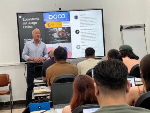 Inauguración de curso sobre detección de fraude en Melilla con asistentes y ponente.