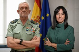 Retrato de dos altos mandos de la Guardia Civil en un entorno oficial.