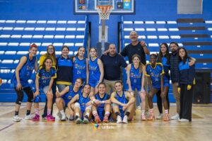 Equipo femenino de baloncesto del MCD La Salle en el pabellón