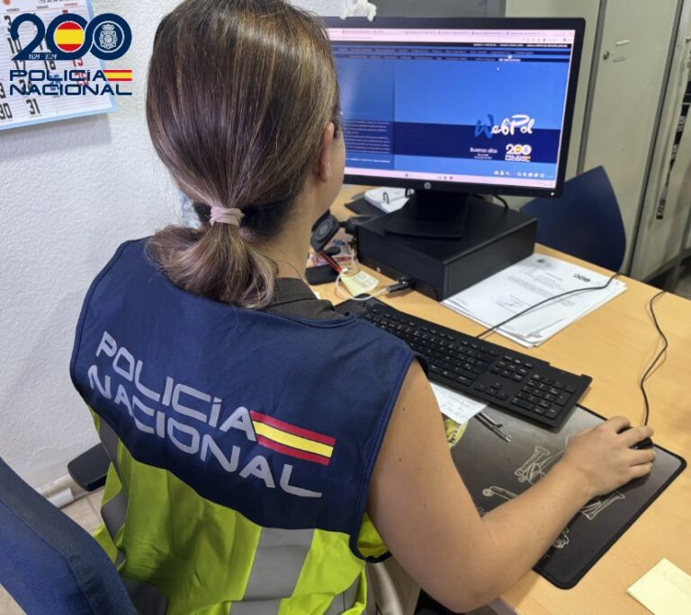 Agente de la Policía Nacional trabajando en una oficina