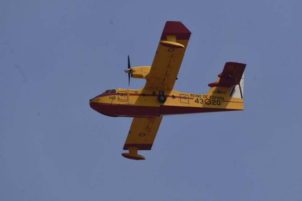 Avión de bomberos sobrevolando la zona afectada por el incendio en Los Gallardos