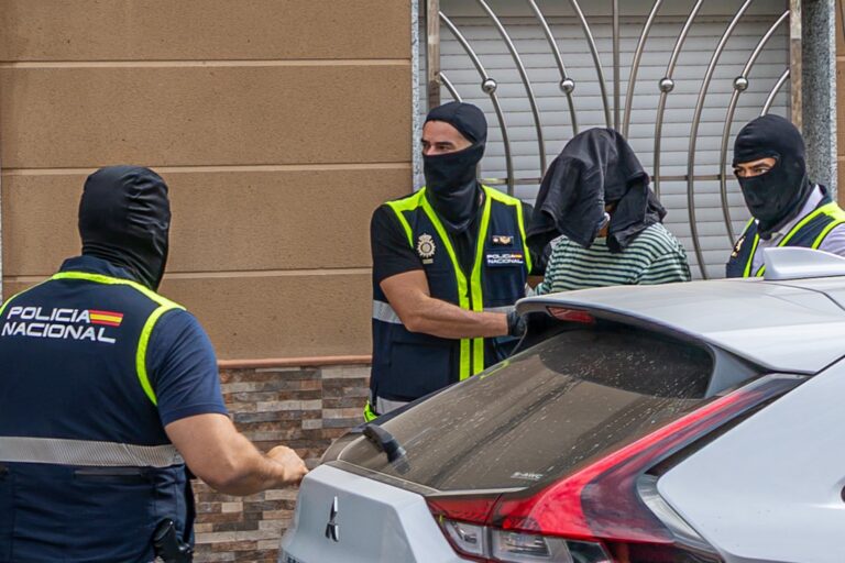 Policía Nacional deteniendo a un sospechoso de terrorismo en Melilla
