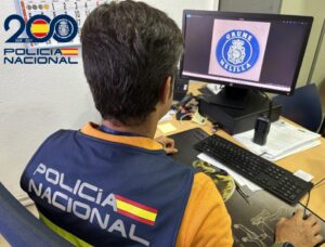 Agente de la Policía Nacional observando un monitor con información sobre el grupo de menores.