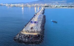 Vista aérea del dique en Ceuta con luces y personas