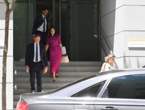 La directora de la Guardia Civil saliendo de un edificio con su equipo