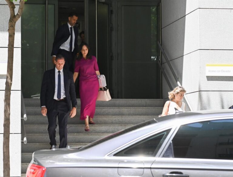 La directora de la Guardia Civil saliendo de un edificio con su equipo
