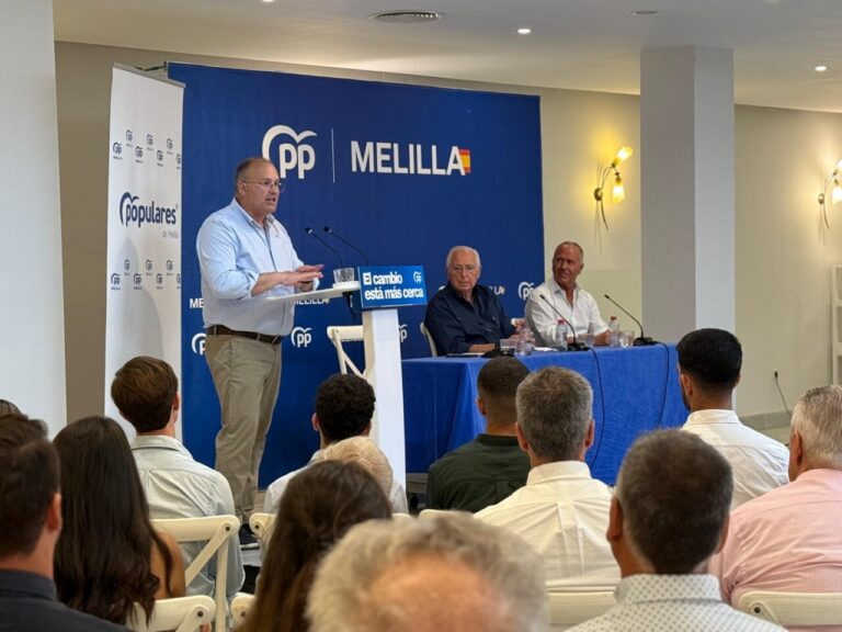 Miguel Tellado dando un discurso en Melilla ante un público atento