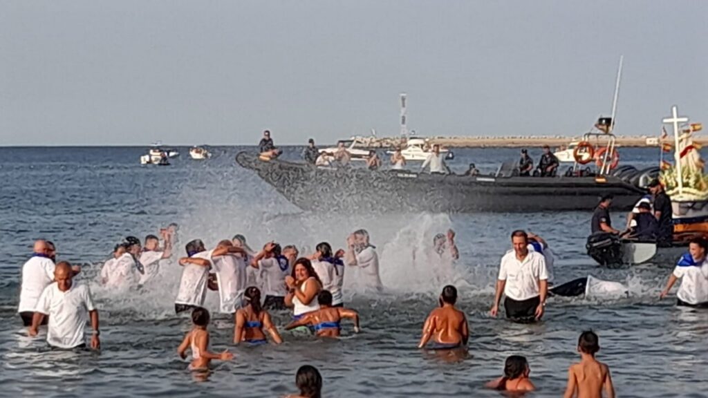 Multitudinaria procesión marinera en Melilla con la Virgen del Carmen