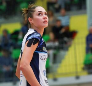Elena Babić, jugadora de voleibol, en acción durante un partido.