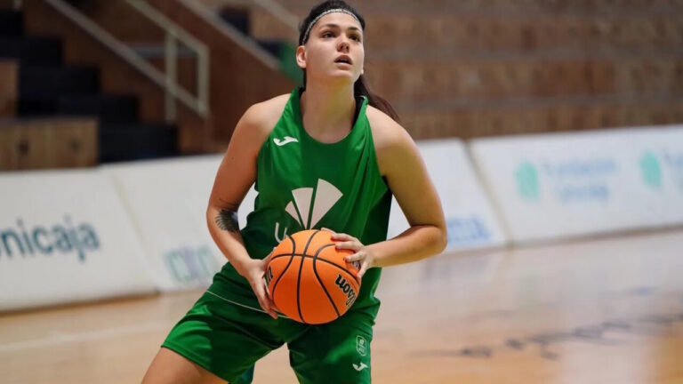 Elena Moreno entrenando con balón de baloncesto en el MCD La Salle