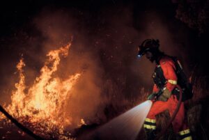 Bombero extinguiendo un incendio forestal en Madrid