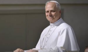 El Papa León XIV durante una ceremonia, vestido con su atuendo papal.