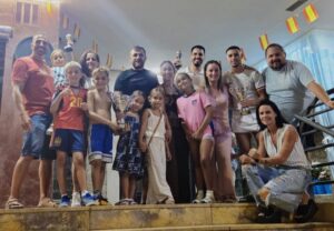 Grupo de personas celebrando la entrega de trofeos en Melilla