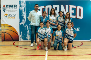 Equipo de baloncesto femenino con trofeo en torneo de Melilla