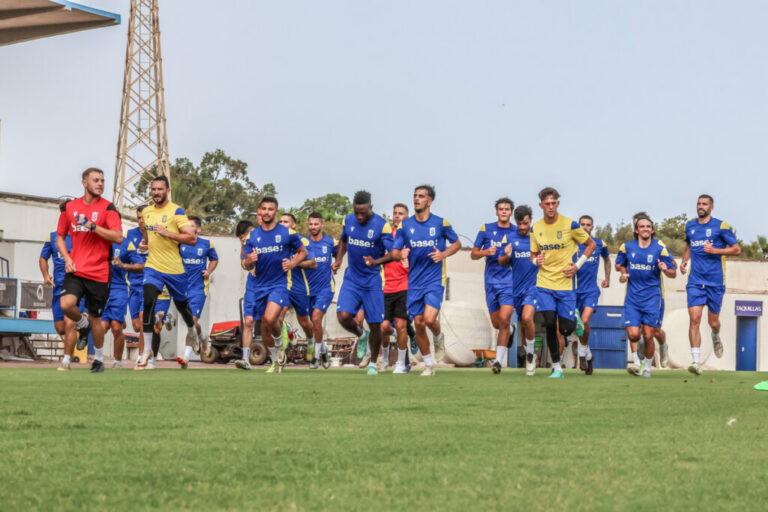 Jugadores de la Unión Deportiva Melilla entrenando en el campo