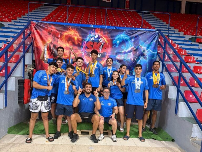 Equipo ISKA Melilla posando con medallas en Bilbao