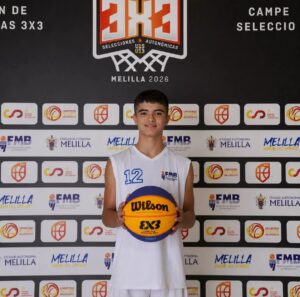 Erik Herrero, joven jugador de baloncesto con balón en mano