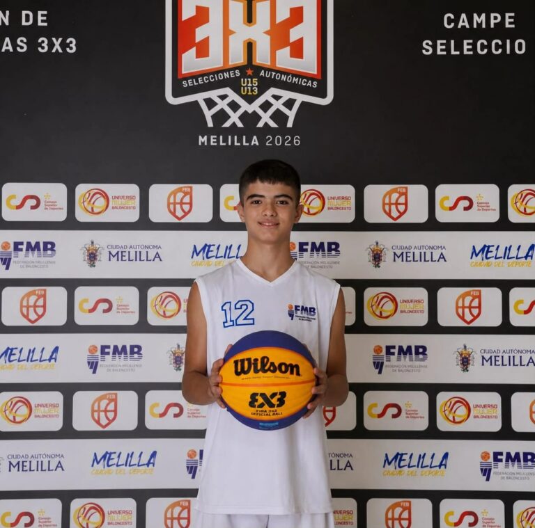 Erik Herrero, joven jugador de baloncesto con balón en mano