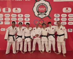 Judocas de la Escuela KogyJudo con cinturones negros en Madrid