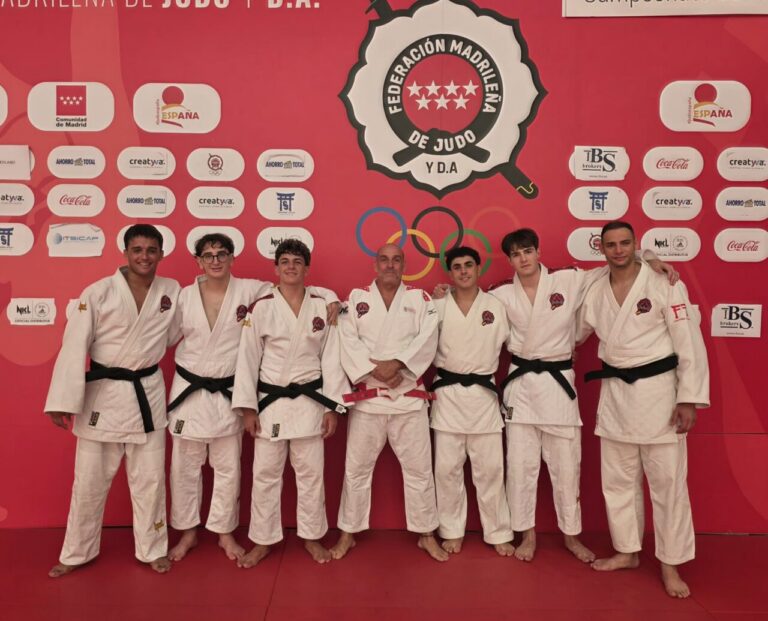 Judocas de la Escuela KogyJudo con cinturones negros en Madrid
