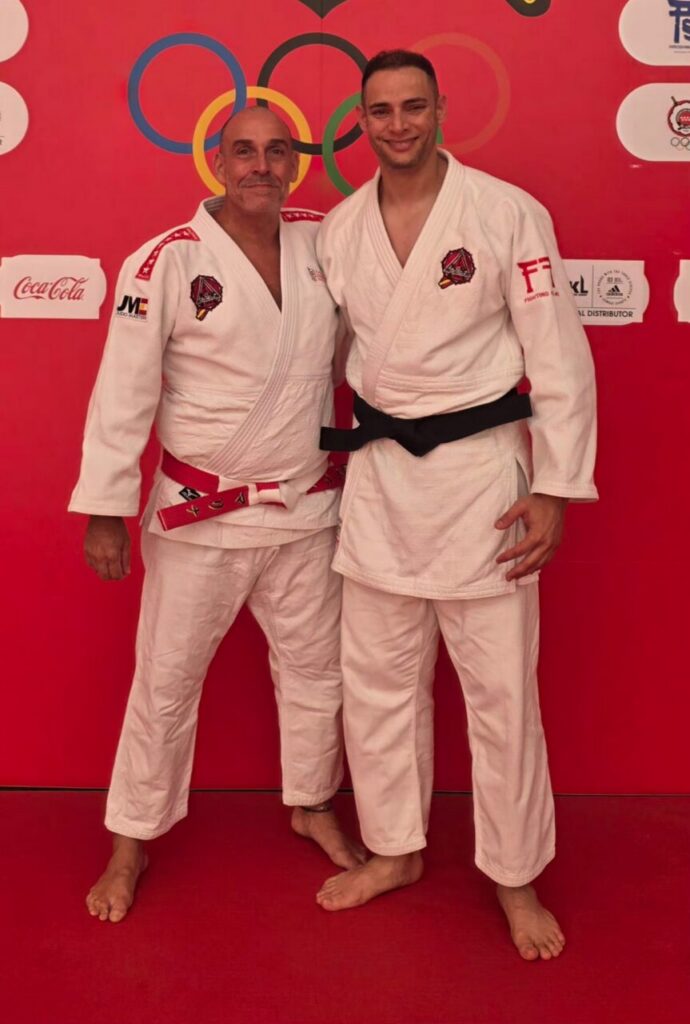 Dos judocas de la Escuela KogyJudo posando con cinturones negros