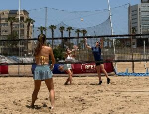 Jugadores en la playa practicando tenis playa en Melilla