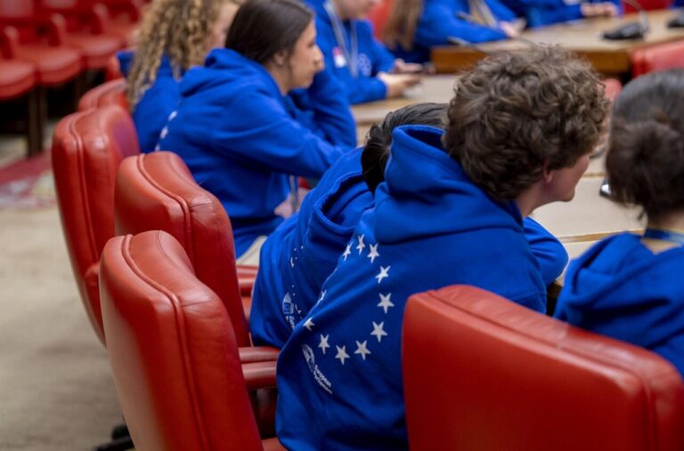 Estudiantes con sudaderas azules en el Parlamento Europeo